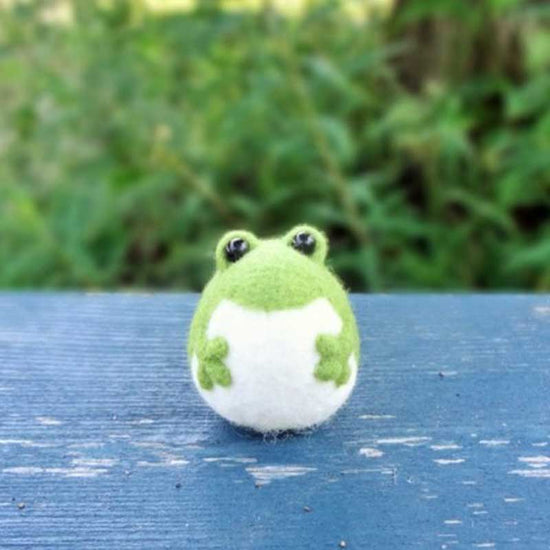Lovely Chubby Green Frog - Needle Felting Wool Kit